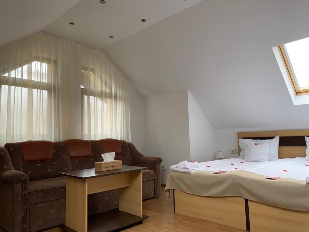 Flora Alpina Otel Azuga Dış mekan fotoğraf